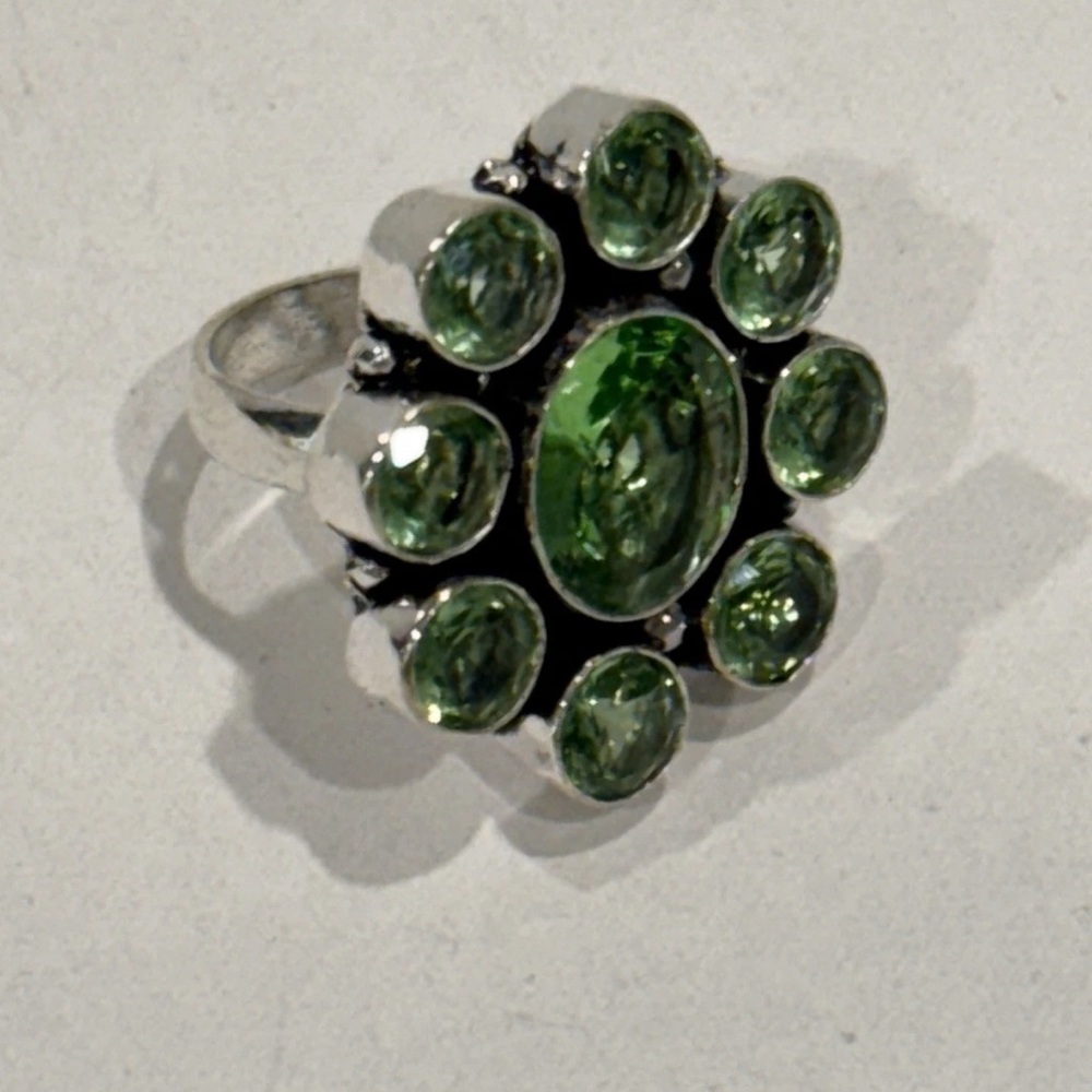 🆕 Elegant Natural Peridot Gemstone Ring in Sterling Silver Size 7 🆕 - Picture 9 of 9